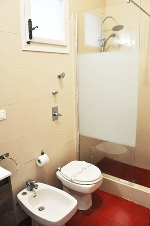 Apartment, 1 Bedroom | Bathroom | Shower, rainfall showerhead, free toiletries, hair dryer - I tre Golfi Faro Blu (San Vito Lo Capo)