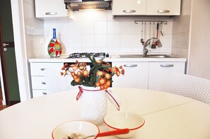 Apartment, 1 Schlafzimmer | Essbereich im Zimmer