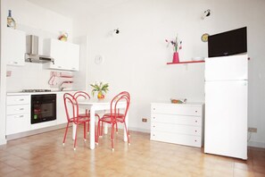 Apartment, 1 Bedroom | In-room dining