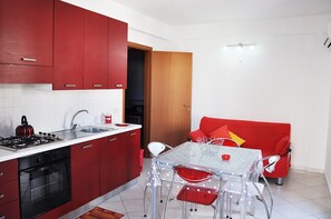 Apartment, 2 Schlafzimmer | Essbereich im Zimmer