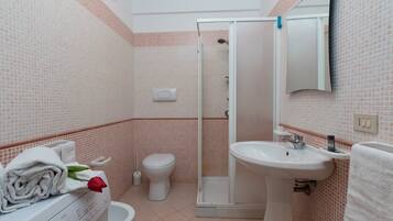 Departamento, 2 habitaciones | Baño | Regadera, regadera tipo lluvia, amenidades de baño gratuitas