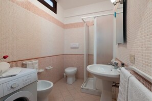 Apartment, 2 Schlafzimmer | Badezimmer