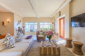 Premier-Villa, 5 Schlafzimmer | Wohnbereich | 40-Zoll-Flachbildfernseher mit Satellitenempfang, Fernseher, Kamin