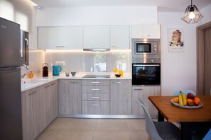 ثلاجة، ميكروويف، فرن، موقد طهي مسطح