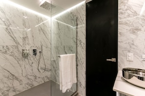 Dusche, Handtücher, Seife, Shampoo