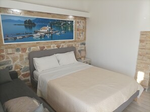 Habitación Deluxe doble, vistas al mar | Tabla de planchar con plancha, wifi gratis, ropa de cama