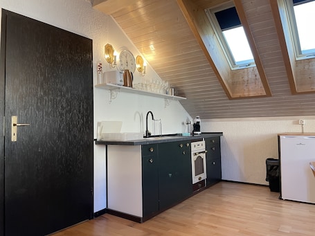 Refrigerador con freezer, horno, placa de cocina, tostadora