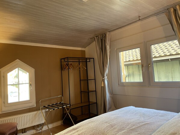 Standard-Apartment, eigenes Bad (See- und Bergblick) | 1 Schlafzimmer, individuell dekoriert, individuell eingerichtet