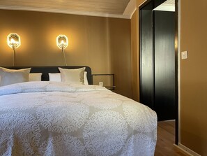 Standard Apartment, Private Bathroom (See- und Bergblick) | Individually decorated, individually furnished, desk, blackout drapes - Haus der Schwalbe (Oberhofen am Thunersee)