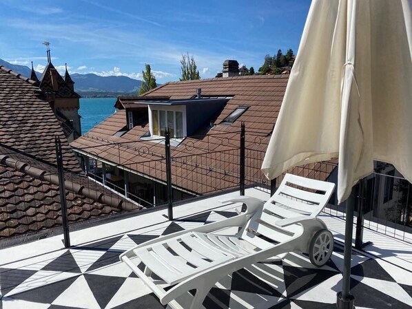 Standard Apartment, Private Bathroom (See- und Bergblick) | Terrace/patio - Haus der Schwalbe (Oberhofen am Thunersee)