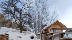 A wooden staircase leading to a cabin with a snow-covered roof. - Yellow house: secluded location, sauna hut, terrace, fenced - vacation with dog (Bodendorf)