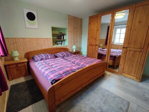 3 bedrooms, iron/ironing board, free WiFi, bed sheets