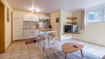 Full-sized fridge, microwave, oven, stovetop