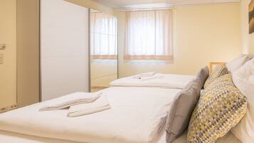 Apartemen, 1 kamar tidur (Souterrain; incl. EUR 35 cleaning fee) | 1 kamar tidur, tirai kedap cahaya, dan setrika/meja setrika