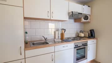 Apartment, 1 Bedroom (Souterrain; incl. EUR 35 cleaning fee) | Private kitchenette | Full-sized fridge, microwave, oven, stovetop