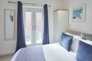 2 室のベッドルーム、アイロン / アイロン台、WiFi (無料)、ベッドシーツ