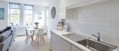 雪櫃、微波爐、焗爐、爐具