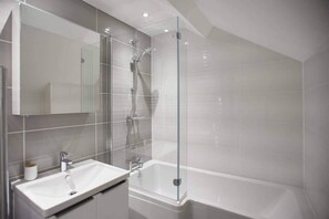 Douche, sèche-cheveux, serviettes fournies, papier toilette