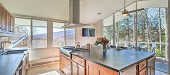 Pristine West Dover Home w/ Deck & Mountain Views!