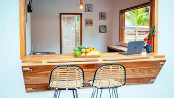 Frigorífico grande, microondas, placa de cocina y hervidor eléctrico