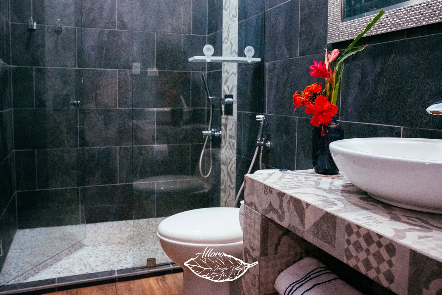 Deluxe Villa | Bathroom | Shower, towels, soap, shampoo