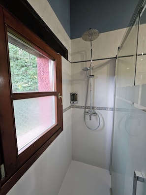 Douche, séchoir à cheveux, bidet, serviettes fournies