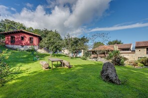 Outdoor dining - Rural apartment near Ribadesella between the sea and the mountains. (Camango)