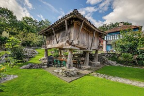 Outdoor dining - Rural apartment near Ribadesella between the sea and the mountains. (Camango)