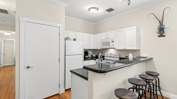 Kjøleskap, mikrobølgeovn, ovn og kokeplater