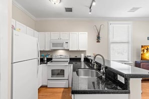 Fridge, microwave, oven, stovetop - Mesa House Dos - One block from Duval St (Key West)