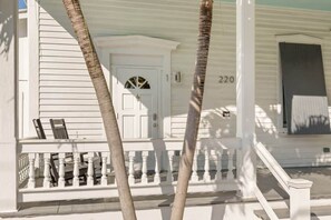 Exterior detail - Mesa House Uno - One block from Duval St (Key West)