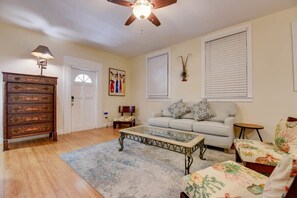 TV, offices - Mesa House Uno - One block from Duval St (Key West)