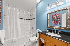 Bathtub, hair dryer, towels - Mesa House Uno - One block from Duval St (Key West)