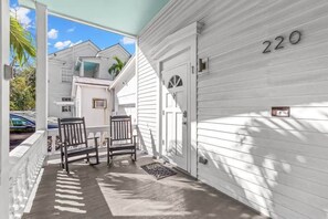 Terrace/patio - Mesa House Uno - One block from Duval St (Key West)