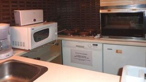 A kitchen with a microwave, toaster, and dishwasher. - Resort center, 9th floor, balcony, tv, ski locker, 32m², Les Orres (Les Orres)
