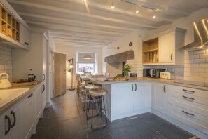 House | Private kitchen | Full-size fridge, microwave, oven, stovetop - Tegannedd (Blaenau Ffestiniog)