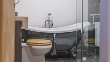 House | Bathroom | Separate bathtub and shower, free toiletries, towels