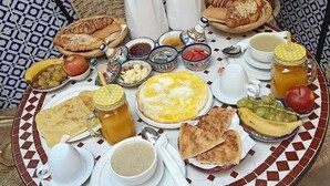 Desayuno con opciones de la cocina local incluido todos los días