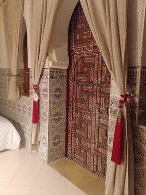 Espacio para trabajar con laptop y tabla de planchar con plancha