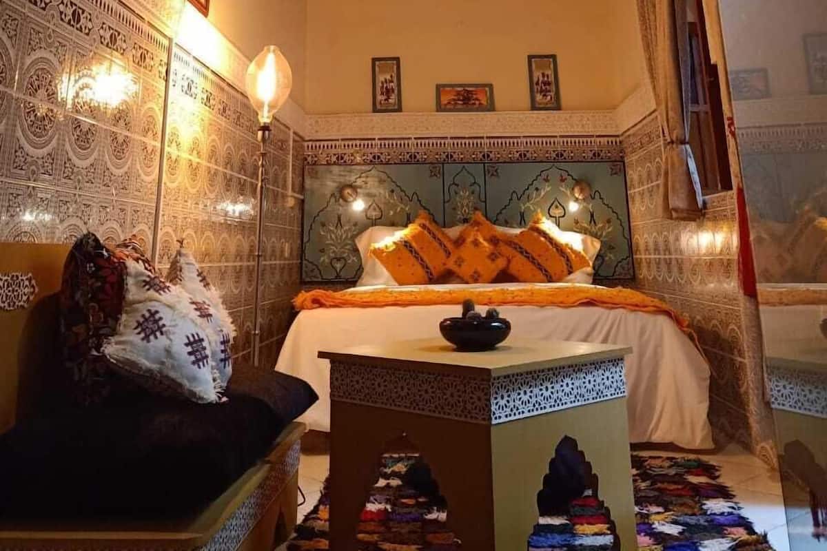 Habitación doble (Kenza) | Espacio para trabajar con un portátil y tabla de planchar con plancha