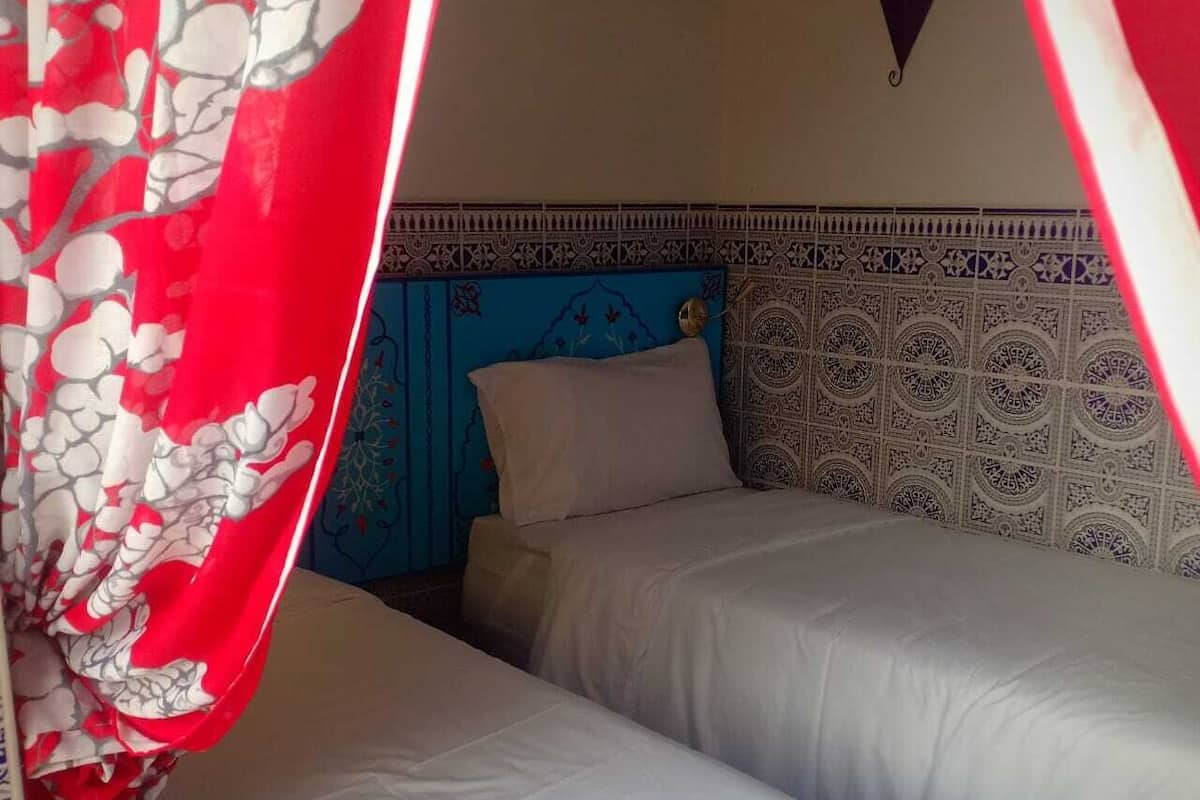 Habitación con 2 camas individuales (Jasmine) | Espacio para trabajar con un portátil y tabla de planchar con plancha