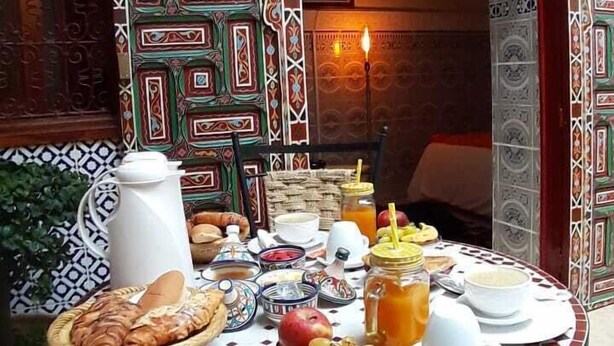 Desayuno con opciones de la cocina local incluido todos los días