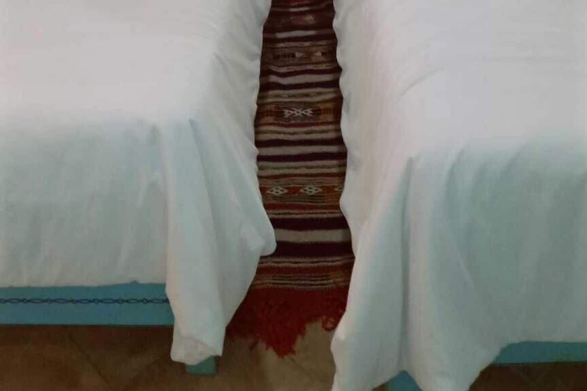 Habitación con 2 camas individuales (Kamar) | Espacio para trabajar con un portátil y tabla de planchar con plancha