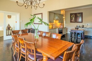 Family House, 4 Bedrooms | In-room dining