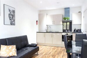 Luxury Apartment | Private kitchen | Oven, electric kettle, cookware/dishes/utensils