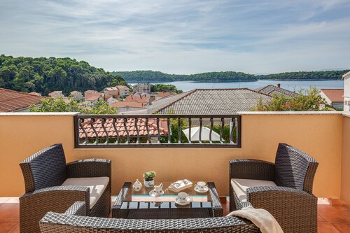 JURIĆ Appartements mit Außenpool und Schnäppchen in RAB-PALIT