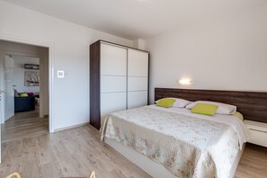 2 dormitoris, planxa i posts de planxar, wifi i roba de llit