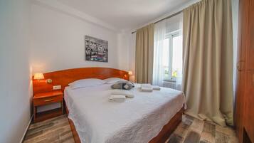 3 bedrooms, iron/ironing board, travel crib, WiFi