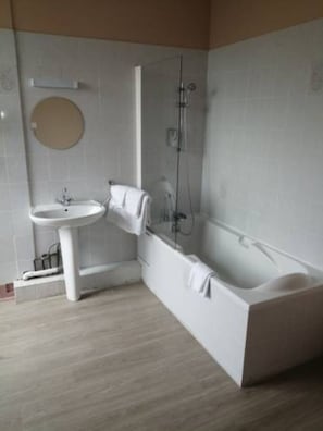 Deluxe Double or Twin Room | Bathroom