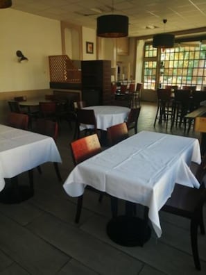 Aperto a pranzo e cena, cucina locale